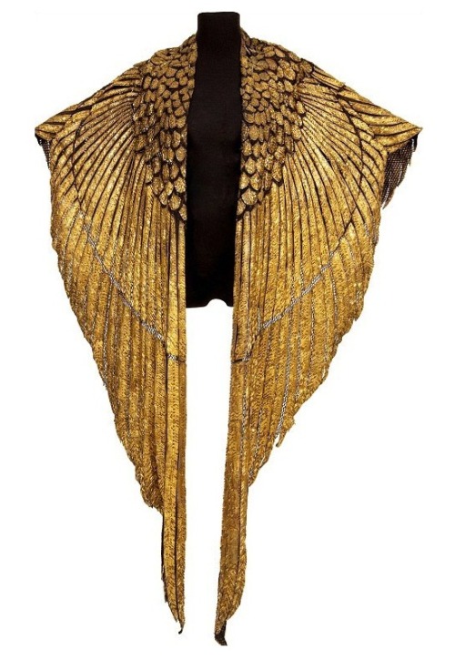 ancient-serpent:  The Golden Cape from the 1963 film Cleopatra. Worn by Liz Taylor, the leather & gold garment is designed to look like the wings of a Phoenix. 