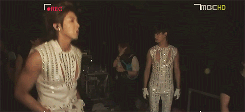phantasieren:  yunho and changmin preparing for their performance of “why” 