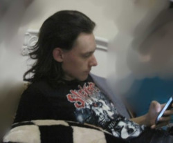 loki-cat:  loki chillin on his iphone 
