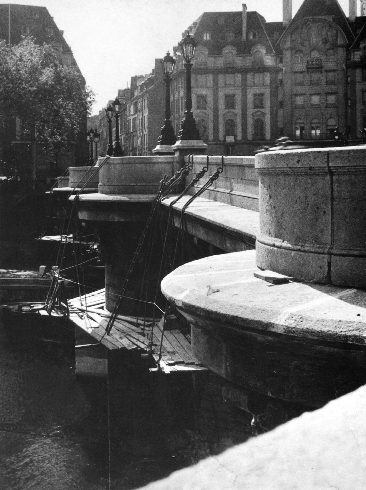 onlyoldphotography:  Man Ray: Le Pont Neuf, Paris, 1926 