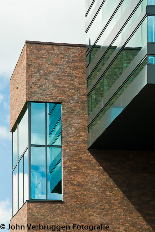 Uit het JVF archief: Creative Valley, Utrecht. Over het algemeen hou ik er als architectuurfotograaf van om gebouwen lekker in de ruimte neer te zetten. De vorm van het gebouw zijn werk laten doen in de foto en spelen met perspectief. Toen ik dit...