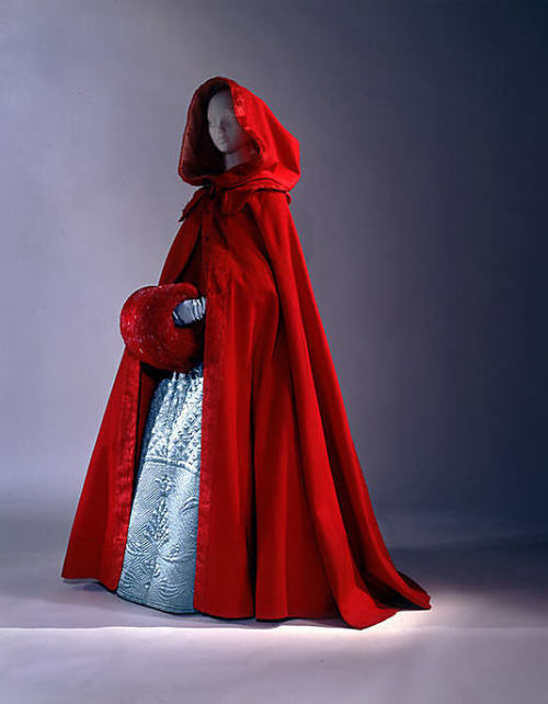 thewomaninthemoon: 18th century woolen cape.