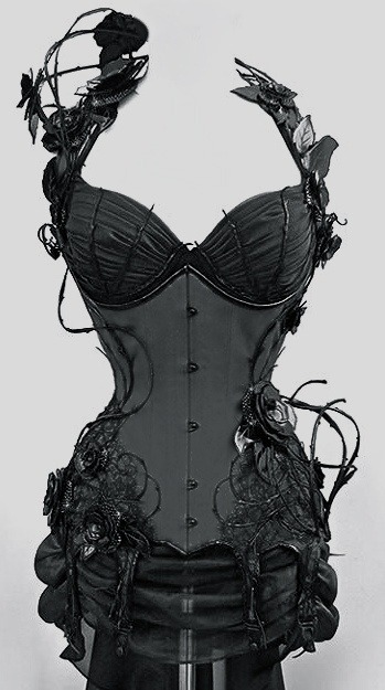 lingeriediva:  Adore the way the leaves and vines creep up the bodice toward the shoulders.