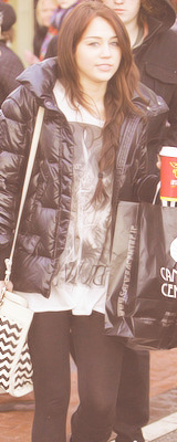 60squeens:  6 favorite Miley Candids 2009 