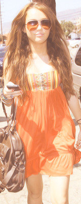 60squeens:  6 favorite Miley Candids 2009 