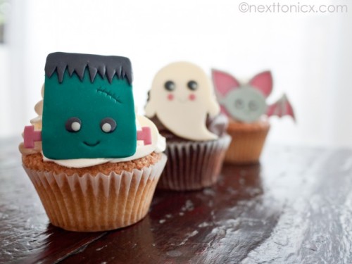 gastrogirl:  adorable kawaii halloween cupcakes. 