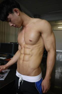 Sgnaughtyhappy:  Singavoyeur:  Hot Abs  I Wanna Lick Those Abs! 