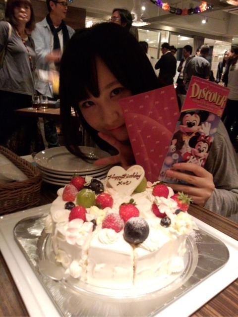 34nancha:  （じゅり） (*’▽’*)マジすかの打ち上げしました！！お誕生日も祝っていただき　本当に楽しかったです♪♪♪そして、抽選会でディズニーのペアチケットをゲットしたので川栄さんと行きたいと思います_(_^_)_がぁああお！楽しすぎた(T^T)(T^T)マジすかのスタッフみなさんに本当に感謝です(*^^*)みんな！絶対最終回みてね！