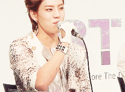  38/50 gifs of Dongwoo 