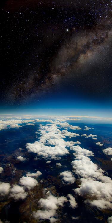 opticoverload:  Earth  The picture was taken at 35,000 feet in the day time.    Wow.