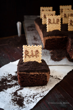 gastrogirl:  halloween chocolate cake with tea cookies. 