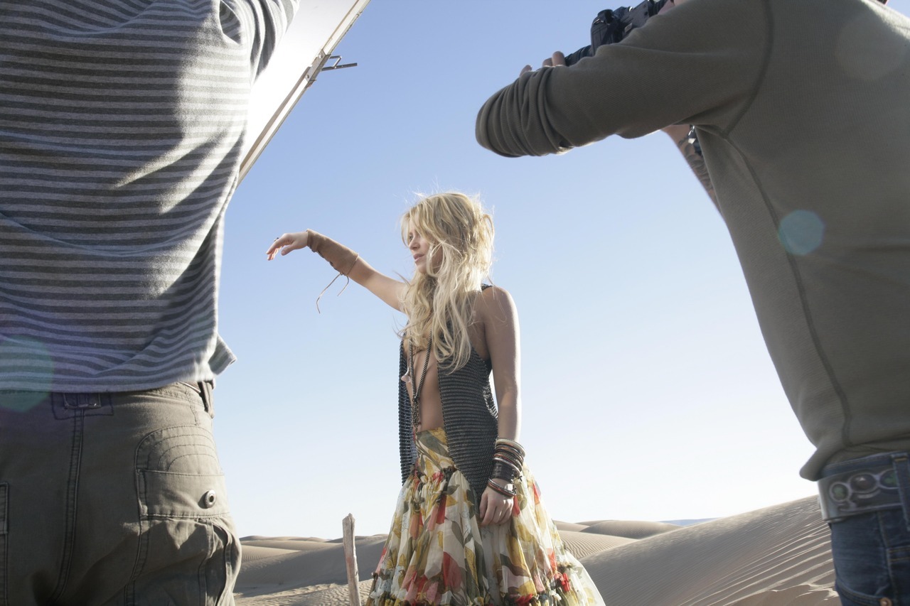 shakira:  Behind the scenes at Shakira’s shoot for her new Elixir fragrance (more