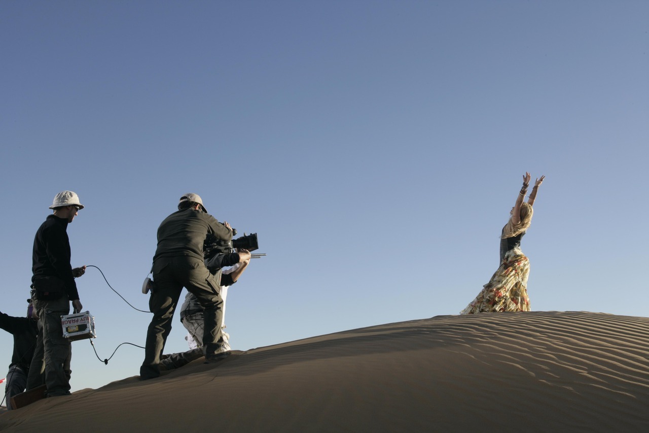 shakira:  Behind the scenes at Shakira’s shoot for her new Elixir fragrance (more