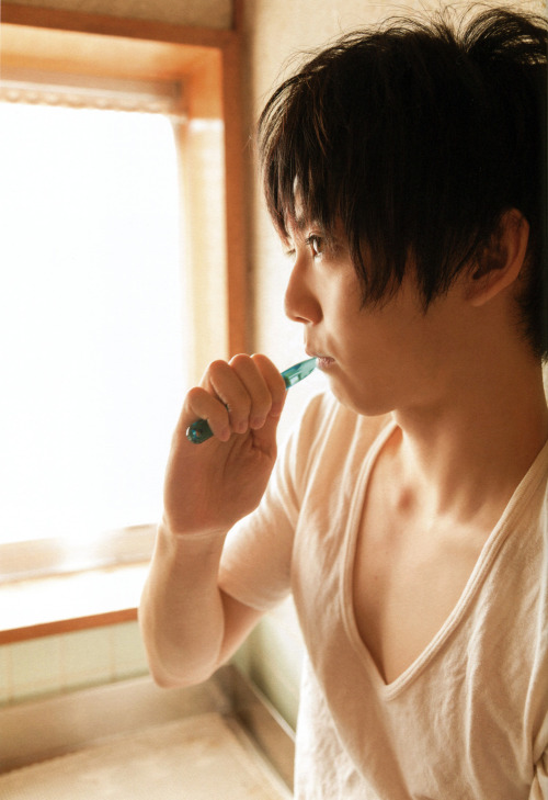 kamiya-sexual:  COLLARBONES ALERT~ 
