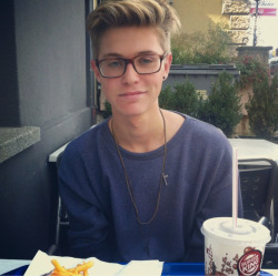 fawnuh:  coachela:  My lunch break at burger kings, i love the french fries there so delish  U r so hot 