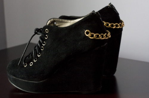 DIY Curb Chain Booties Tutorial from Pop Champagne here. This really easy DIY was inspired by Alexan