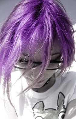 ladymariesteam:  In class. purple hair En el título de su Tumblr podres leer en pequeñito &ldquo;A little artist&rdquo;, demasiado modesta para decir lo que es de verdad, Una artista en potencia. 