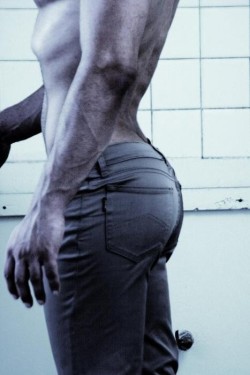 southerncrotch:  Tight jeans, tighter butt  Hot &amp; Wet