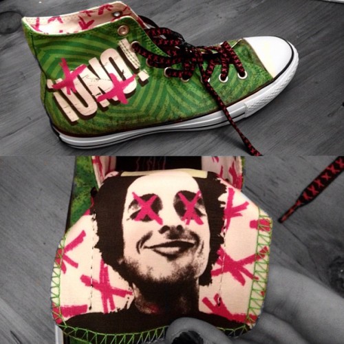 billienotbilly:  ¡My new converse are beautiful! 😻💚💗 #UNO #GreenDay #BillieJoeArmstrong #nofilter (Taken with Instagram) 