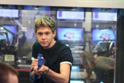 you-vegotthat1d:  Niall playing with his