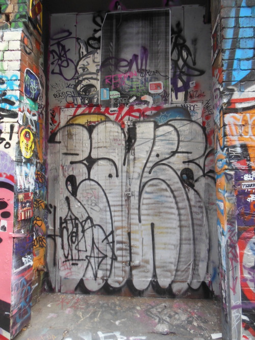 snappingthewalls:  squeezed in 
