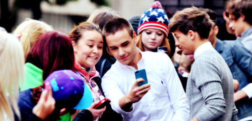 oh-loubear:  Taking photos with fans outside the ITV studios. 