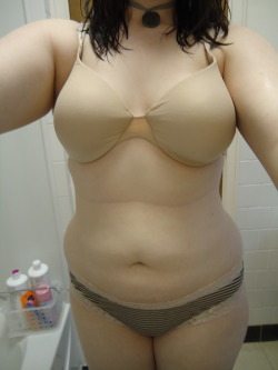 bluethecolorofhereyes:  my body  sexy body