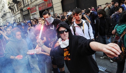 thepeoplesrecord: Italian students clash with police in austerity protestsOctober 5, 2012 Police cla