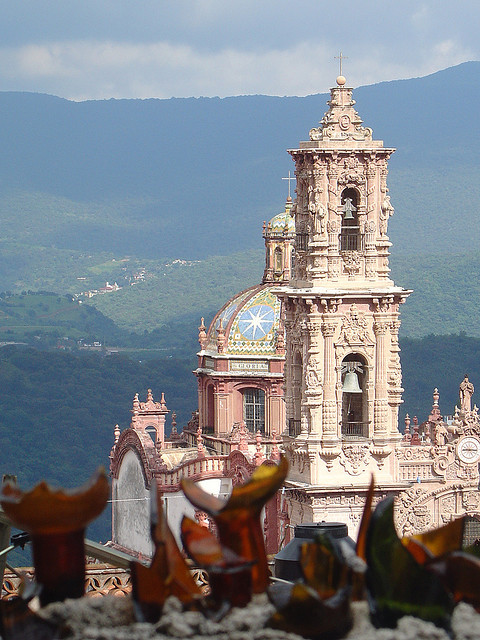 Santa Prisaca Cathedral in Taxco de Alarcón, Mexico (by VictorSOSAA).