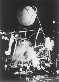 xo-skeleton: Jean Tinguely, Homage to New York, 1960 A kinetic sculpture whose only purpose was to eventually destroy itself.  