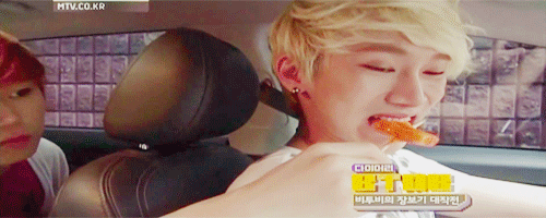 ilhoon feeding eunkwang with rice cakes~