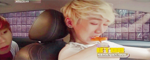 ilhoon feeding eunkwang with rice cakes~