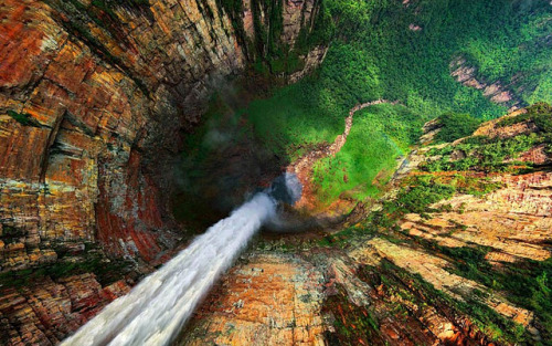 Aerial view of Churun Meru (Dragon Falls) in Canaima National Park, Venezuela (by BobAsh714).