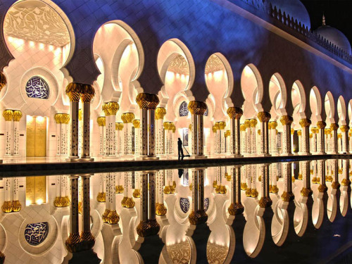 Reflections in the night at Sheikh Zayed Grand Mosque in Abu Dhabi, United Arab Emirates (via NAWFAL