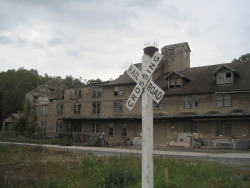 ijushateallyall:  abandoned factory