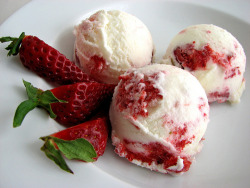 prettygirlfood:  Strawberries and Cream Ice