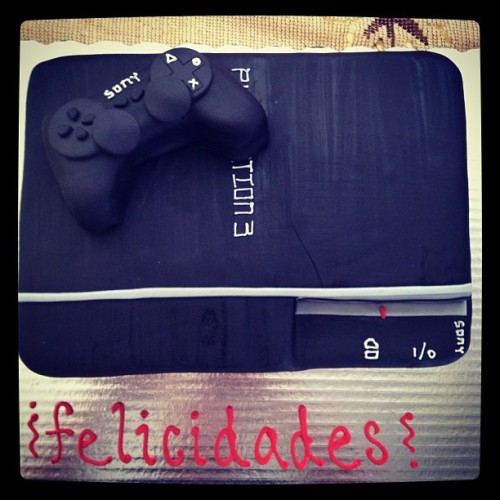 xhisperx:  Me enculo mi pastel de #ps3 GRACIAS AMOR! @marumarie :3 #gamers #cakes #play3 #mybirthday #minoviaeslamamada #mw2 #mw3 #fifa13 #fifa #23 #games #blackops2 #blackops  (Tomada con Instagram)