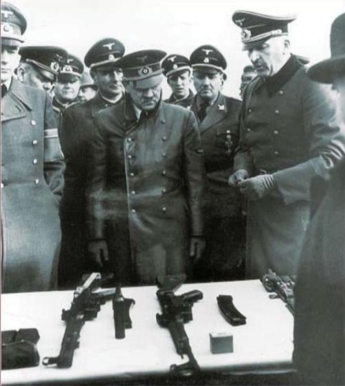 learnosaurusrex: The MKb 42 (Haenel) assault rifle prototype being shown to Herr Hitler in 1943. He 