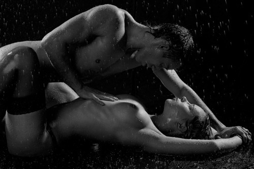 darknessbecomesme:  Fucking in the rain…. 