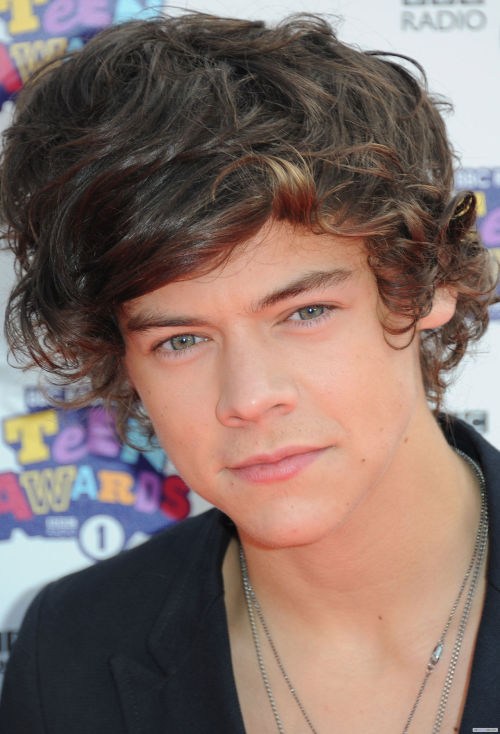 1dupdateschile:Harry on the Redcarpet at the BBC Radio 1’s Teen Awards WHY HARRY WHY?