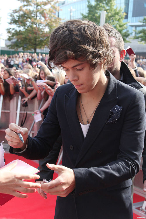 1dupdateschile:Harry on the Redcarpet at the BBC Radio 1’s Teen Awards WHY HARRY WHY?