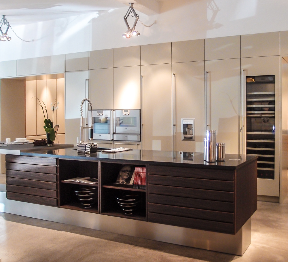 Beautiful kitchen design where the island appears to be floating against a neutral, light, background. Multiform showroom.