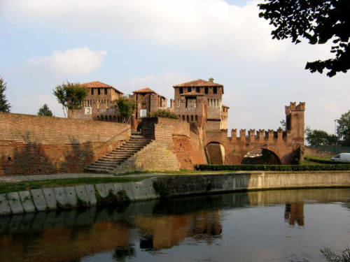 (via Rocca di Soncino, a photo from Cremona, Lombardia | TrekEarth)Soncino, Lombardy, Italy