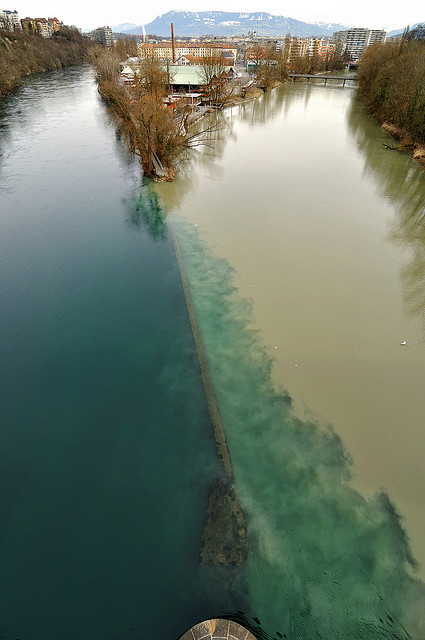 Confluence of the Arve and the Rhone rivers in Geneva, Switzerland (by Geochron).