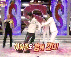 babybakuu:  Using Dongho as a jump rope. (