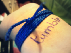 porlachupaya:  una-huea-rara:  shururo:  f-ckingfreckled:  elpaisdenuncajamaas:  Algo azul en mi mano izquierda *-*  para hacerme notar &amp; ser tumblr  OJO.. que dice “PARA HACERME NOTAR” que pena su vida wn xddd *con cinta azul: existe, sin cinta