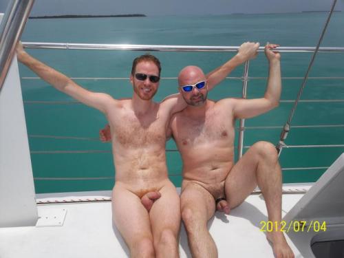 http://homme-tout-nu-2.tumblr.com/post/33420543937