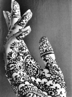 w-4-n-k-e-r:  stayspectacular:  this is beautiful  Mehndi laga ke rakhna