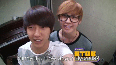 firefly208:  IlHoon and MinHyuk imitate HyunSik, so cute ^^. 