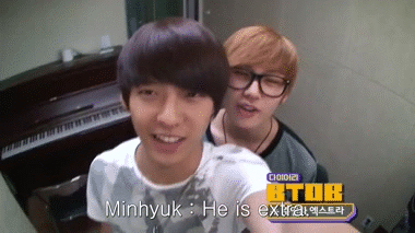 firefly208:  IlHoon and MinHyuk imitate HyunSik, so cute ^^. 